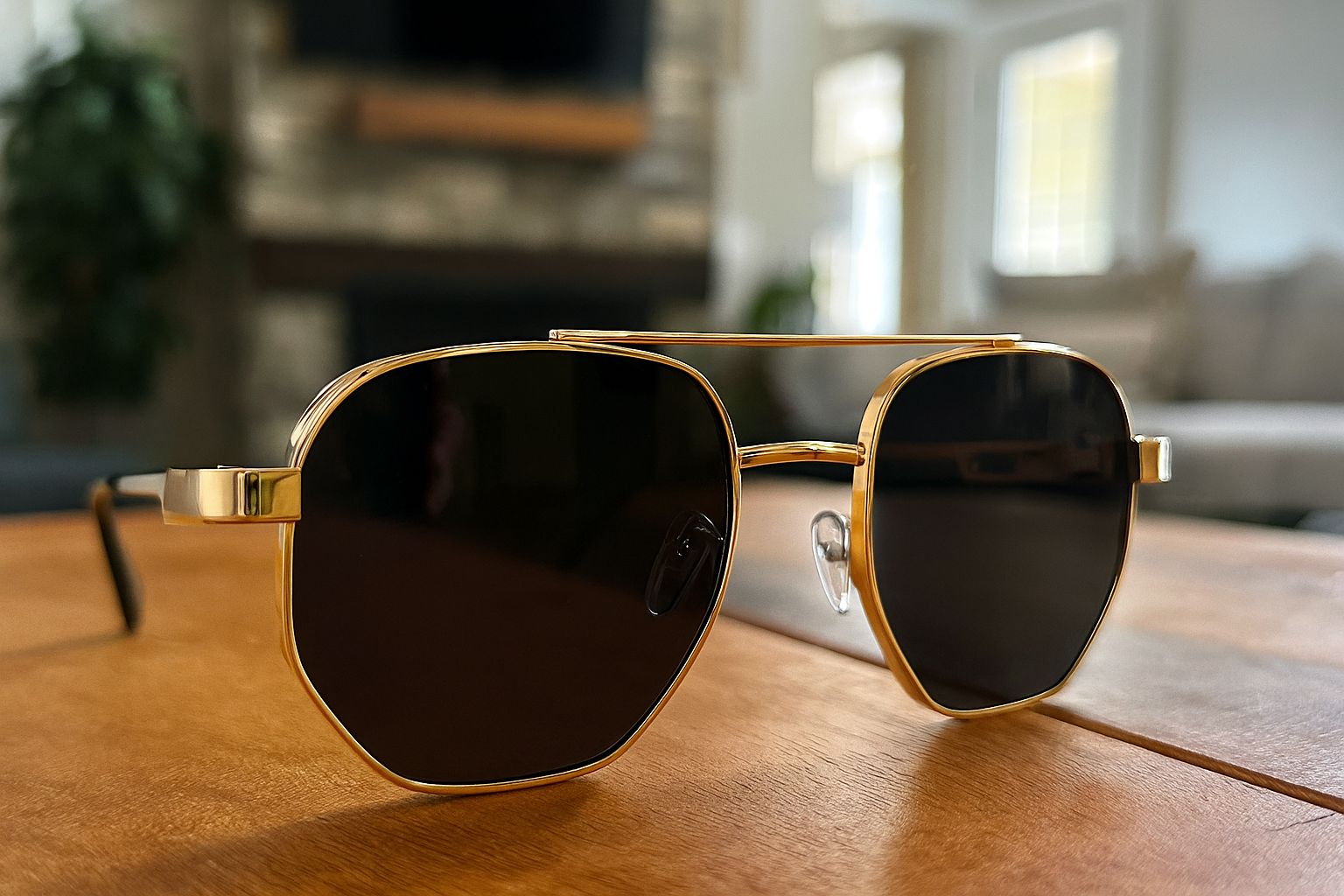 Meeran Polo sunglasses with brown gradient lenses and a golden frame, featuring UV and polarized protection.